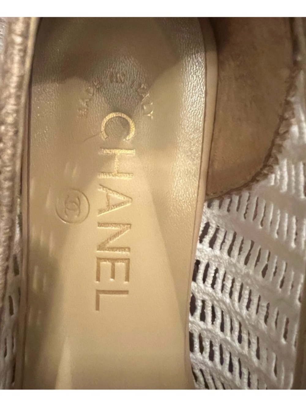 CHANEL Beige and White Raffia CC Logo Ballet Flats - Picture 3 of 6